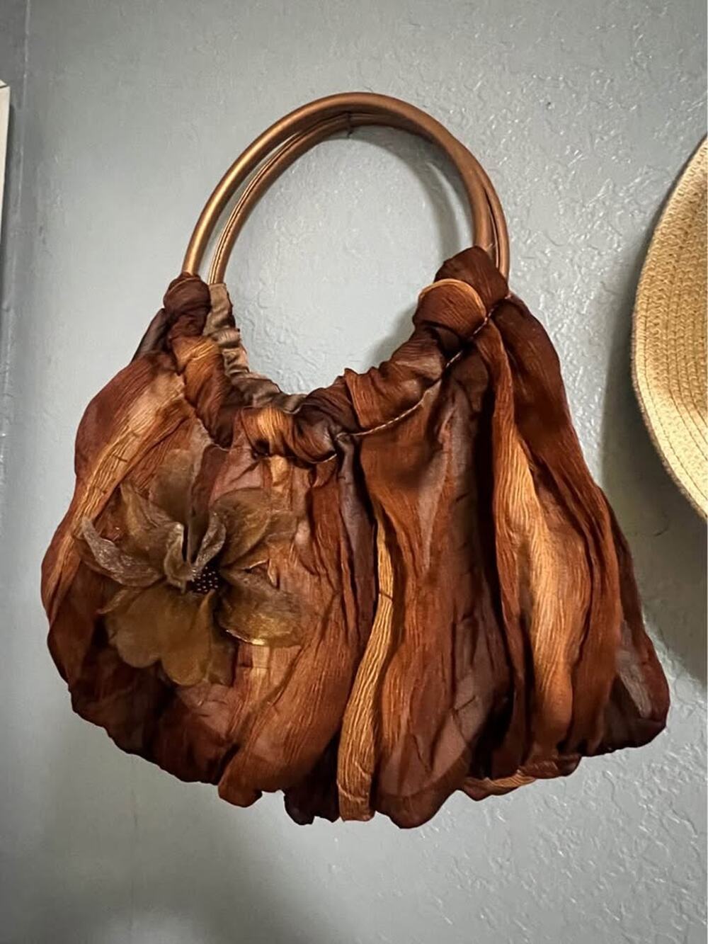 Retro brown purse with Flower